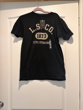 Levi's Black Tee with Cream Graphic